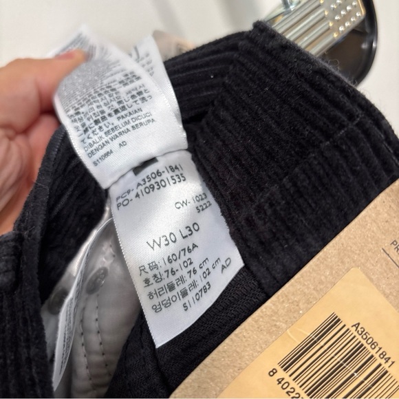 NWT Levi's High Waisted Black Tapered Corduroy Mom Jeans Pants Size 30 X 30 - Picture 9 of 13